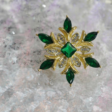 Laden Sie das Bild in den Galerie-Viewer, Kerongsang Kepingan Salji, Bersalut Emas, Permata Hijau Zamrud, Berkilau Mempesonakan, Sesuai untuk Gaya Harian pin  brooch