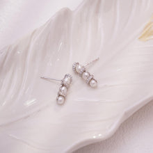 Load image into Gallery viewer, 【Stud Earring】Shining Natural Freshwater Pearl Stud Earring with Silver Post, Classic Pearl Earring for Women, Hypoallergenic Earring