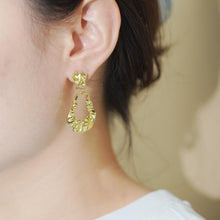 Laden Sie das Bild in den Galerie-Viewer, Subang Gelung, Bersalut Emas, Rekaan Aliran Abstrak, Subang Kenyataan, Untuk Pencinta Fesyen Trendi Earrings Jewelry