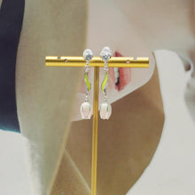 Laden Sie das Bild in den Galerie-Viewer, Anting-anting Jatuh, Rekaan Tulip Putih, Enamel, Aci Hijau, Aksen Zirkon, Gaya Romantik, Untuk Wanita
