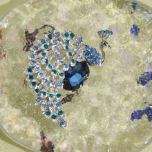 Laden Sie das Bild in den Galerie-Viewer, Kerongsang Merak, Gaya Regal, Diperbuat daripada Aloi dengan Zirkon Biru, Pesona Diraja, Sesuai untuk Wanita Elegan pin  brooch