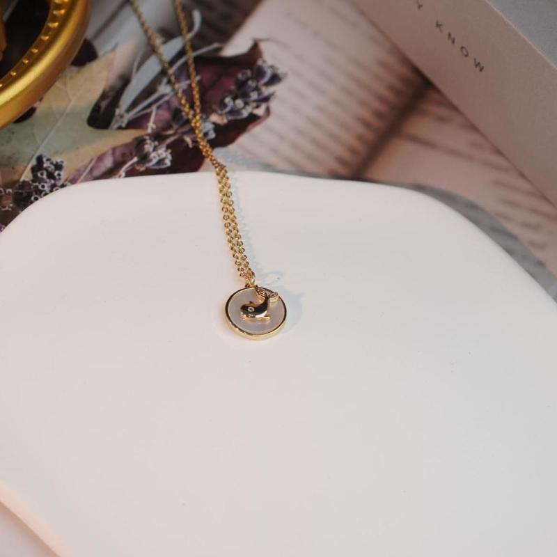 【Pendant Necklace】 White Shell Disc with Gold-Plated Whale Pendant Necklace, Delicate Chain Jewelry for Ladies