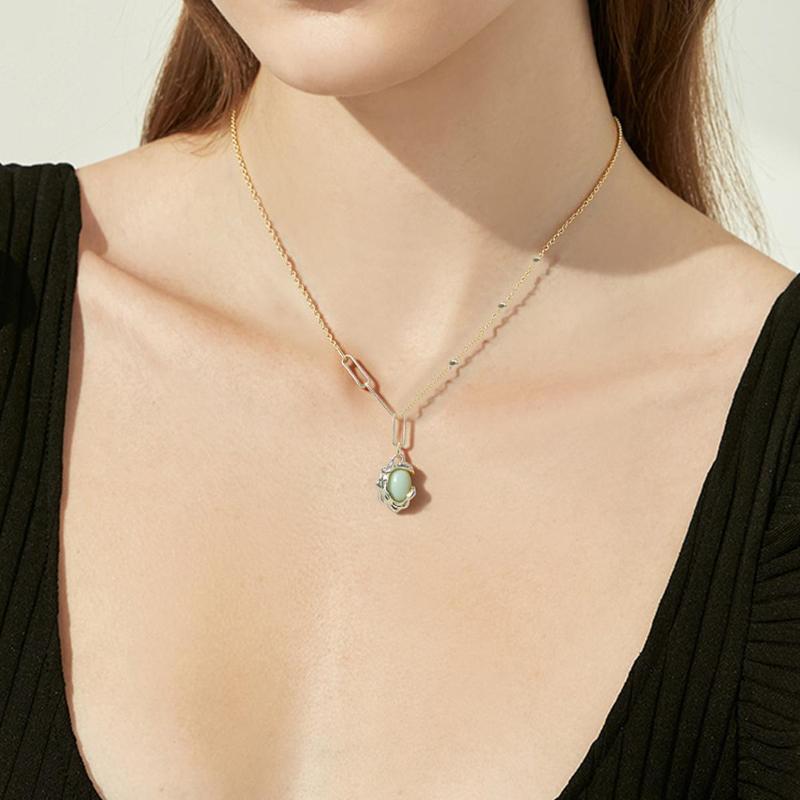 【Pendant Necklace】 Oval Gemstone Pendant Necklace of Intricate Metalwork, Dual-Texture Chain Jewelry for Women