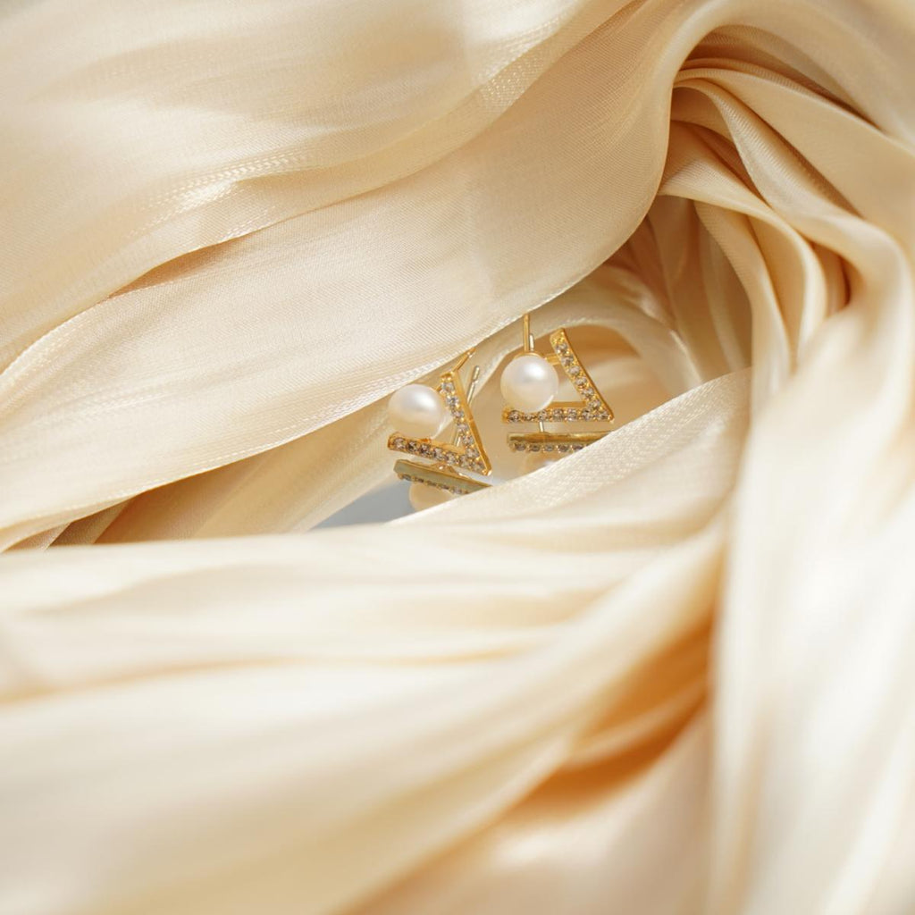 【Stud Earring】V-Shape Golden Alloy Natural Freshwater Pearl Stud Earring with Silver Post, Fashion Jewelry for Women Everyday Wear
