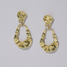 Laden Sie das Bild in den Galerie-Viewer, Subang Gelung, Bersalut Emas, Rekaan Aliran Abstrak, Subang Kenyataan, Untuk Pencinta Fesyen Trendi Earrings Jewelry
