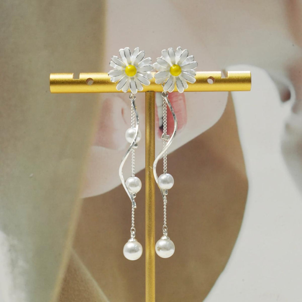 Anting-anting Daisy, Putih-Merah Jambu, Romantik dan Segar, Sesuai untuk Wanita yang Memuja Alam Semula Jadi, Anting-anting Jatuh Mutiara Earrings
