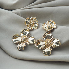 Load image into Gallery viewer, 【Drop Earrings】Gold Plated Metel Double Flower Earrings, Retro-Elegant &amp; Minimalist for Fashion Ladies