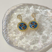 Load image into Gallery viewer, Anting-anting Menjuntai, Gaya Vintaj, Aloi Emas, Enamel Biru, Reka Bentuk Loket Batu Permata Merah, Untuk Pencinta Fesyen