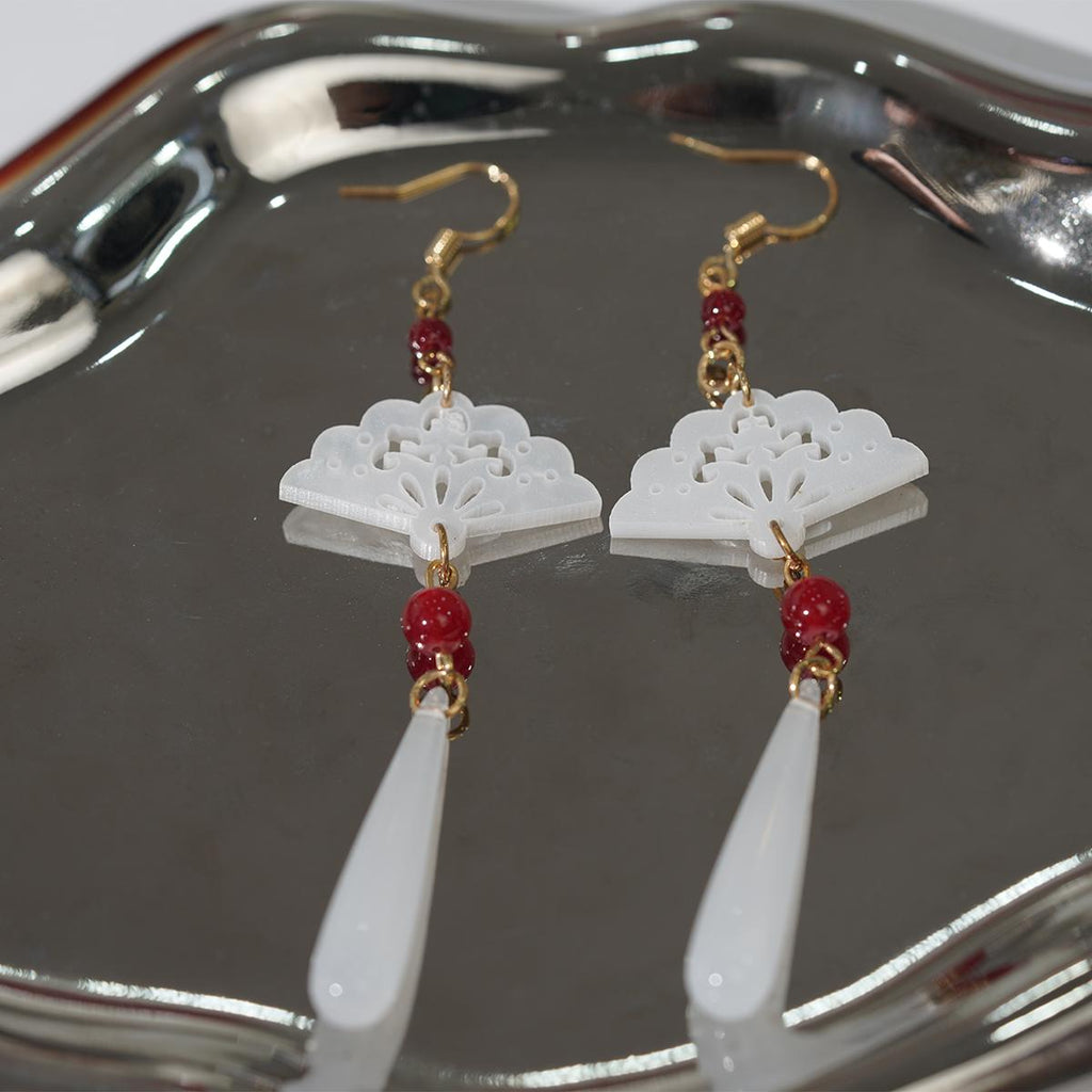 Subang Rumbai, Gaya Kipas, Bahan Resin Putih, Rekaan Berongga, Manik Merah dan Titisan Gading