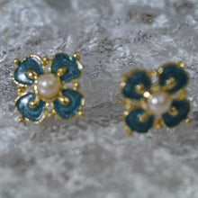Load image into Gallery viewer, Anting-anting Stud Bunga, Kilauan Biru-Hijau, Mutiara Enamel-Sekitar, Dipotong Emas, Untuk Gadis