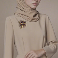 Load image into Gallery viewer, Kerongsang Semanggi Bertuah, Bingkai Aloi Emas, Warna Hijau / Ungu, Pesona Bersinar, Sesuai untuk Gaya Segar pin  brooch