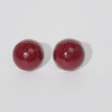 Load image into Gallery viewer, Anting-anting Stud Bulat, Bahan Resin Burgundy, Reka Bentuk Minimalis, Elegan, Sesuai untuk Pakaian Harian atau Bergaya
