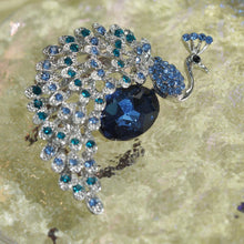 Laden Sie das Bild in den Galerie-Viewer, Kerongsang Merak, Gaya Regal, Diperbuat daripada Aloi dengan Zirkon Biru, Pesona Diraja, Sesuai untuk Wanita Elegan pin  brooch