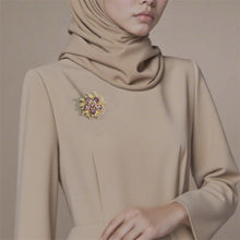 Laden Sie das Bild in den Galerie-Viewer, Kerongsang Bunga, Untuk Wanita, dengan Zirkon Ungu dan Daun Berkilauan, Sesuai untuk Acara Elegan pin  brooch
