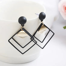Carica l&#39;immagine nel visualizzatore di Gallery, Exquisite Simulated Pearl Stud Earrings Fashion Long Statement Earrings for Womenn Party Wedding Female Jewelry Gift