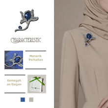 Load image into Gallery viewer, Kerongsang besar bahu Bunga, Rekaan Elegan, Warna Biru Tua dan Kristal, Sesuai untuk Pakaian Formal dan Aksesori Fesyen Wanita
