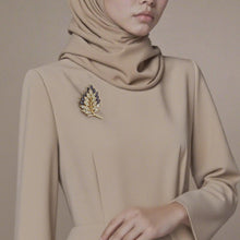 Load image into Gallery viewer, Kerongsang besar bahu Kristal Botani, Bersalut Emas, Rekaan Anggur, Daun Ungu dan Jelas, Penyata Elegan, Untuk Pencinta Gaya