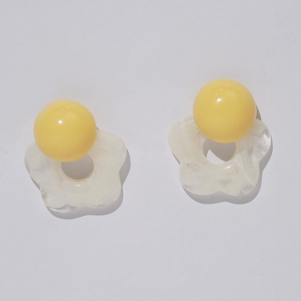 Anting-anting Stud, Bunga Kerawang Resin Biru / Kuning, Hadiah Manis untuk Kanak-kanak Perempuan, Sesuai untuk Pakaian Harian