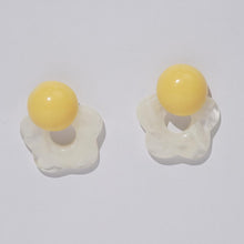 Laden Sie das Bild in den Galerie-Viewer, Anting-anting Stud, Bunga Kerawang Resin Biru / Kuning, Hadiah Manis untuk Kanak-kanak Perempuan, Sesuai untuk Pakaian Harian
