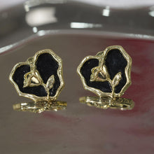 Charger l&#39;image dans la galerie, Subang Stud, Rekaan Hati, Enamel Hitam dan Mawar Emas, Barang Kemas Elegan Vintaj, Untuk Wanita