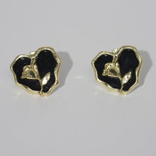 Charger l&#39;image dans la galerie, Subang Stud, Rekaan Hati, Enamel Hitam dan Mawar Emas, Barang Kemas Elegan Vintaj, Untuk Wanita