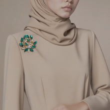 Load image into Gallery viewer, Kerongsang besar bahu Kristal Hijau, Gaya Vintaj, Glamor Retro, Sesuai untuk Gaun Rasmi / Kot, Sesuai untuk Pencinta Fesyen dan Hadiah Daun brooch
