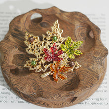Load image into Gallery viewer, Kerongsang besar bahu Daun Maple, Emas Vintaj, Rekaan Berongga, Lapisan Mutiara Enamel, Barang Kemas Elegan, Untuk Wanita