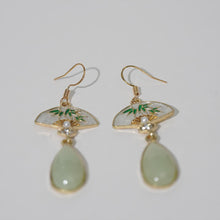 Load image into Gallery viewer, Anting-anting Jatuh, Kipas Enamel Putih, Berbentuk Buluh, Hadiah Etnik untuk Kawan Karib