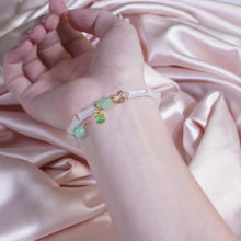 Laden Sie das Bild in den Galerie-Viewer, Gelang Manik, Putih dan Hijau, dengan Loket Hiasan, Barang Kemas Elegan, untuk Wanita, Gelang