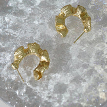 Laden Sie das Bild in den Galerie-Viewer, Subang Gelung, Bersalut Emas, Subang Gelung Bertekstur, Rekaan Lipat Bergaya, Untuk Pencinta Fesyen Perak Earrings