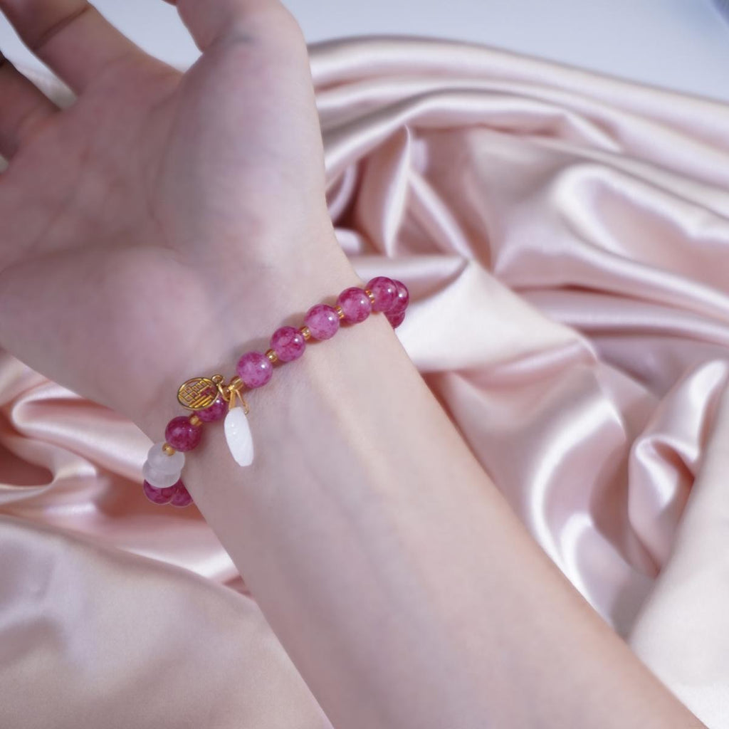 Gelang Manik, Delima Merah Jambu-Merah, Kuarza Putih, dengan Loket Pesona Nada Emas, Boleh Laras, Barang Kemas Bergaya, Hadiah untuk Wanita, Gelang