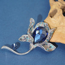 Load image into Gallery viewer, Kerongsang besar bahu Bunga, Rekaan Elegan, Warna Biru Tua dan Kristal, Sesuai untuk Pakaian Formal dan Aksesori Fesyen Wanita