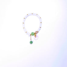Laden Sie das Bild in den Galerie-Viewer, Gelang Manik Kaca, Buluh Putih dan Merah Jambu, dengan Pesona Daun, Hadiah Barang Kemas Elegan, untuk Wanita, Gelang