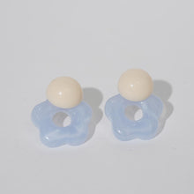 Laden Sie das Bild in den Galerie-Viewer, Anting-anting Stud, Bunga Kerawang Resin Biru / Kuning, Hadiah Manis untuk Kanak-kanak Perempuan, Sesuai untuk Pakaian Harian