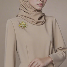 Load image into Gallery viewer, Kerongsang Bunga Lily, Diperbuat daripada Aloi dengan Rhinestones, Rekaan Elegan, Barang Kemas Bunga Oriental, Untuk Wanita pin  brooch