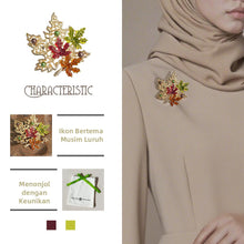 Load image into Gallery viewer, Kerongsang besar bahu Daun Maple, Emas Vintaj, Rekaan Berongga, Lapisan Mutiara Enamel, Barang Kemas Elegan, Untuk Wanita