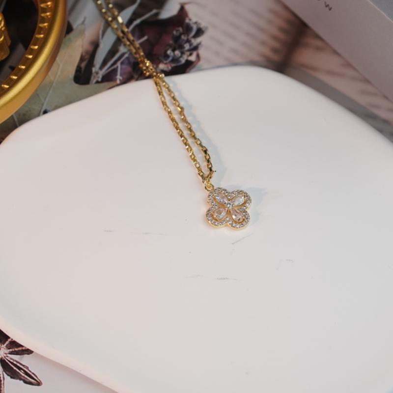 【Pendant Necklace】 Silver-Tone Copper Chain with Clover Zircon Pendant for Women - Classic Dangle Jewelry, Subtle Sparkle