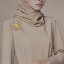 Load image into Gallery viewer, Gold Pearl Flower Brooch - Diamond-like Jewelry for Timeless Elegance
