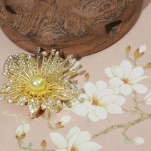 Load image into Gallery viewer, Gold Pearl Flower Brooch - Diamond-like Jewelry for Timeless Elegance