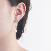 Laden Sie das Bild in den Galerie-Viewer, Anting-anting Jatuh, Rekaan Tulip Putih, Enamel, Aci Hijau, Aksen Zirkon, Gaya Romantik, Untuk Wanita