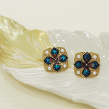 Cargar imagen en el visor de la galería, Subang Stud, Bentuk Segi Empat, Bahan Aloi Emas, dengan Bunga Enamel dan Manik Mutiara, Gaya Vintaj