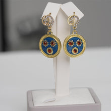 Load image into Gallery viewer, Anting-anting Menjuntai, Gaya Vintaj, Aloi Emas, Enamel Biru, Reka Bentuk Loket Batu Permata Merah, Untuk Pencinta Fesyen