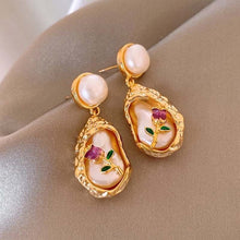 Carregar imagem no visualizador da galeria, Floral Heart Pearl Earrings Inspired by Monet’s Garden – Chic and Elegant Studs for a Romantic Look