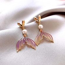 Carregar imagem no visualizador da galeria, Floral Heart Pearl Earrings Inspired by Monet’s Garden – Chic and Elegant Studs for a Romantic Look
