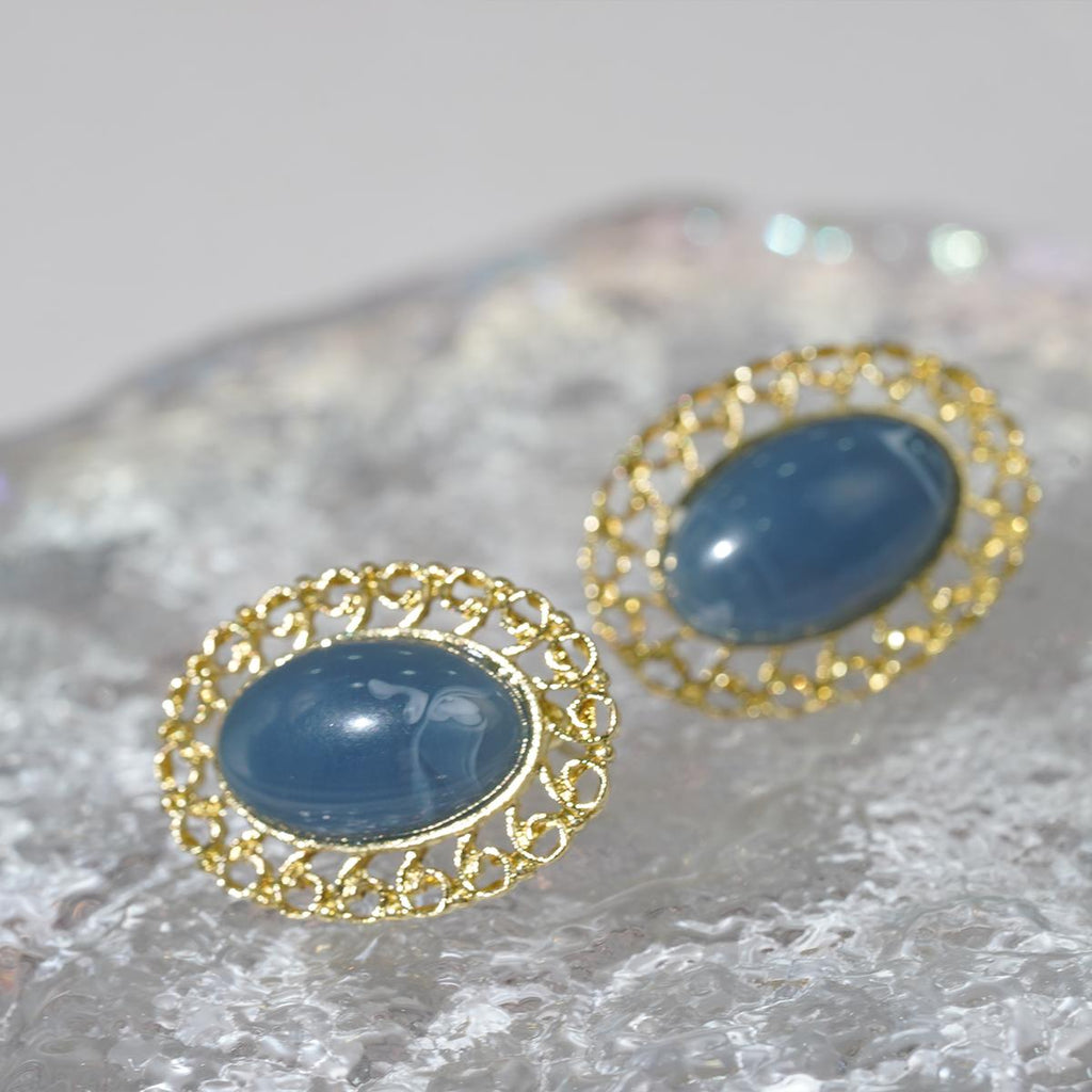 Subang Stud, Bingkai Tatal Kerawang Emas, dengan Batu Permata Biru, Elegan dan Vintaj