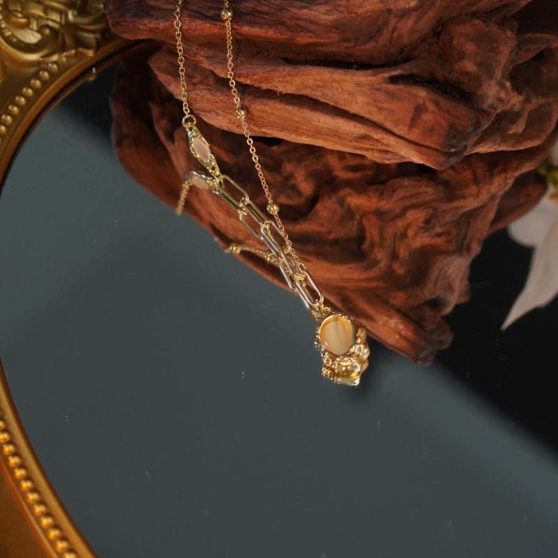 【Pendant Necklace】 Oval Gemstone Pendant Necklace of Intricate Metalwork, Dual-Texture Chain Jewelry for Women