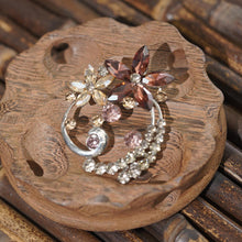 Load image into Gallery viewer, Kerongsang Bunga Kristal, Gaya Romantik dan Elegan, Sesuai untuk Kot / Sut / Gaun, Sesuai untuk Wanita Fesyen, Rekaan Ideal pin  brooch