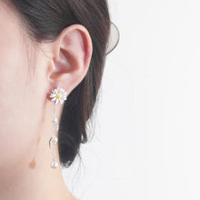 Laden Sie das Bild in den Galerie-Viewer, Anting-anting Daisy, Putih-Merah Jambu, Romantik dan Segar, Sesuai untuk Wanita yang Memuja Alam Semula Jadi, Anting-anting Jatuh Mutiara Earrings