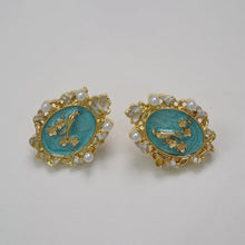 Load image into Gallery viewer, Anting-anting Stud, Bahan Aloi, Anting-anting Bunga Burung Biru-Emas, dengan Mutiara dan Tepi Berongga, Barang Kemas Retro Elegan, Untuk Wanita