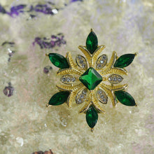 Laden Sie das Bild in den Galerie-Viewer, Kerongsang Kepingan Salji, Bersalut Emas, Permata Hijau Zamrud, Berkilau Mempesonakan, Sesuai untuk Gaya Harian pin  brooch